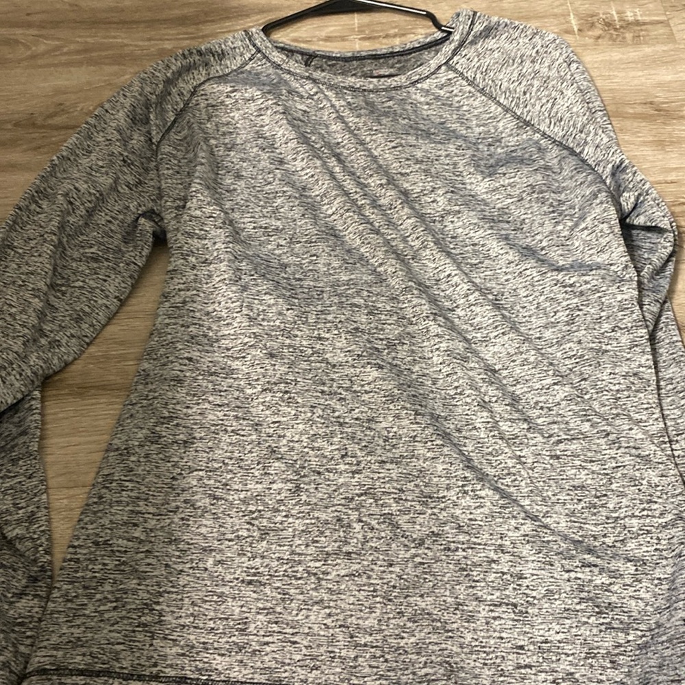 Long slevee tee.